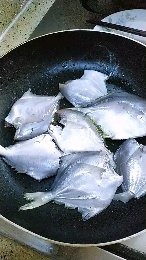 香燜小海魚的做法-咸鮮味燜菜譜-易網<a href=http://www.gyfww.com/ target=_blank class=infotextkey>健康養(yǎng)生</a>網 香燜小海魚的做法-咸鮮味燜菜譜