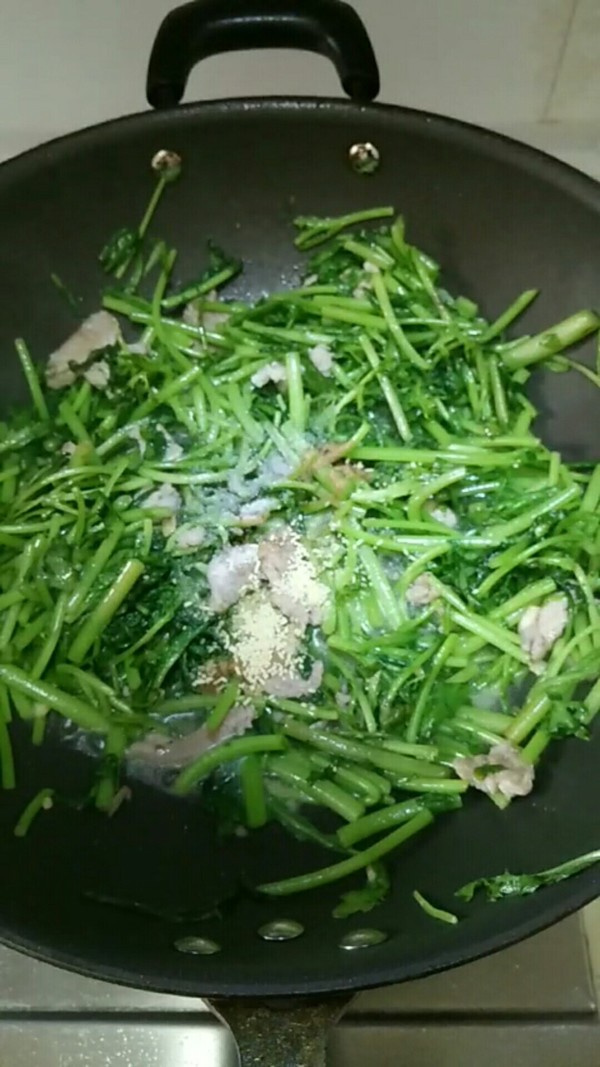 茼蒿炒肉的做法-家常味炒菜譜