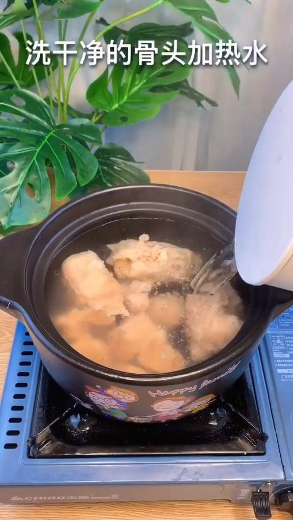 胡蘿卜玉米排骨湯的做法-咸鮮味煮菜譜