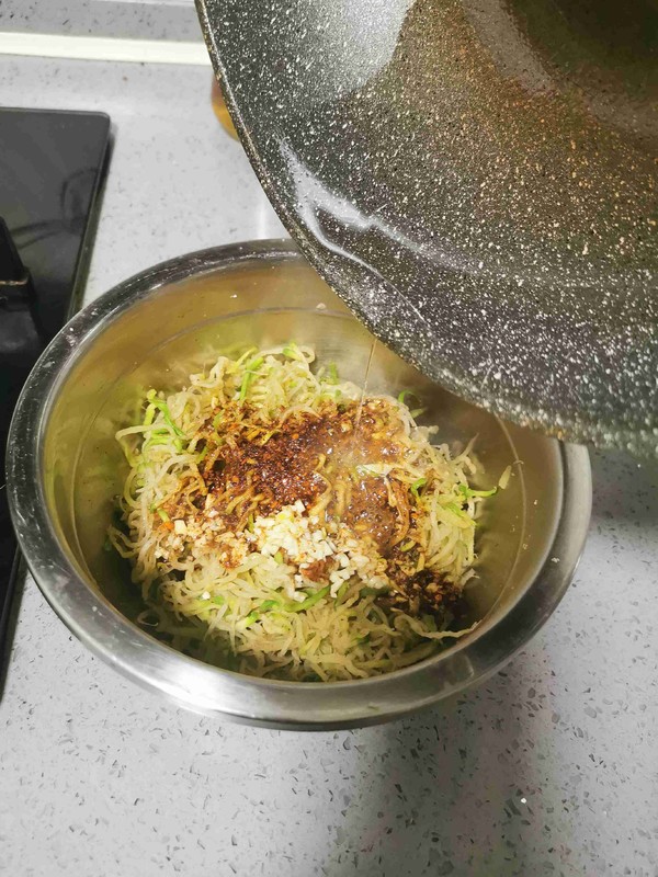 熗拌白蘿卜絲的做法-家常味拌菜譜