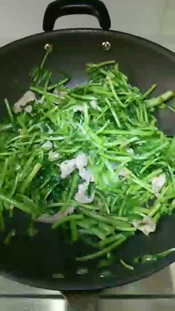 茼蒿炒肉的做法-家常味炒菜譜