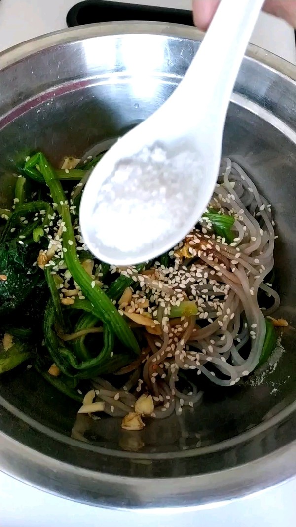 無油酸爽菠菜粉絲的做法-酸辣味拌菜譜