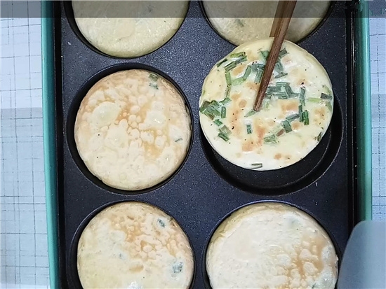 香蔥雞蛋餅的做法-蔥香味煎菜譜