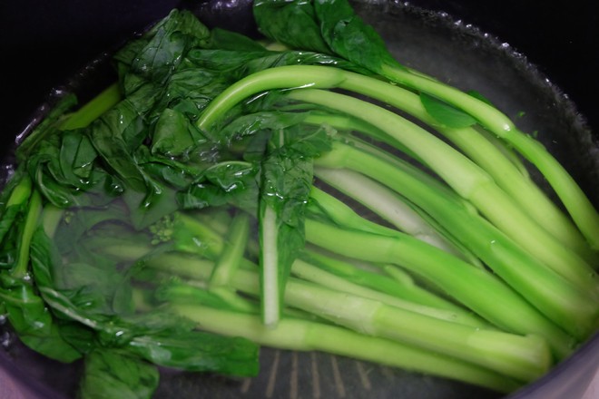 芋頭臘腸煲仔飯+白灼菜心的做法-家常味煲菜譜