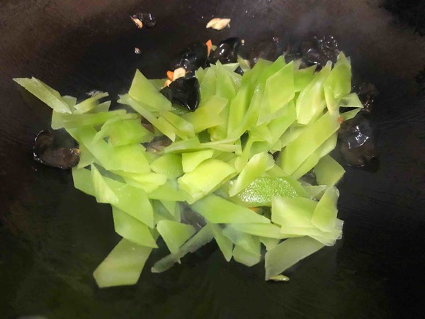 萵筍炒雞蛋的做法-家常味炒菜譜