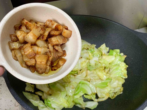 油腐乳包菜炒肉的做法-香辣味炒菜譜