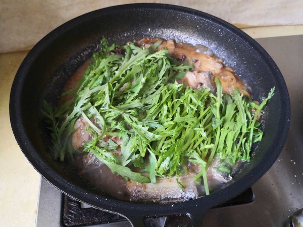茼蒿燉帶魚的做法-咸鮮味燉菜譜