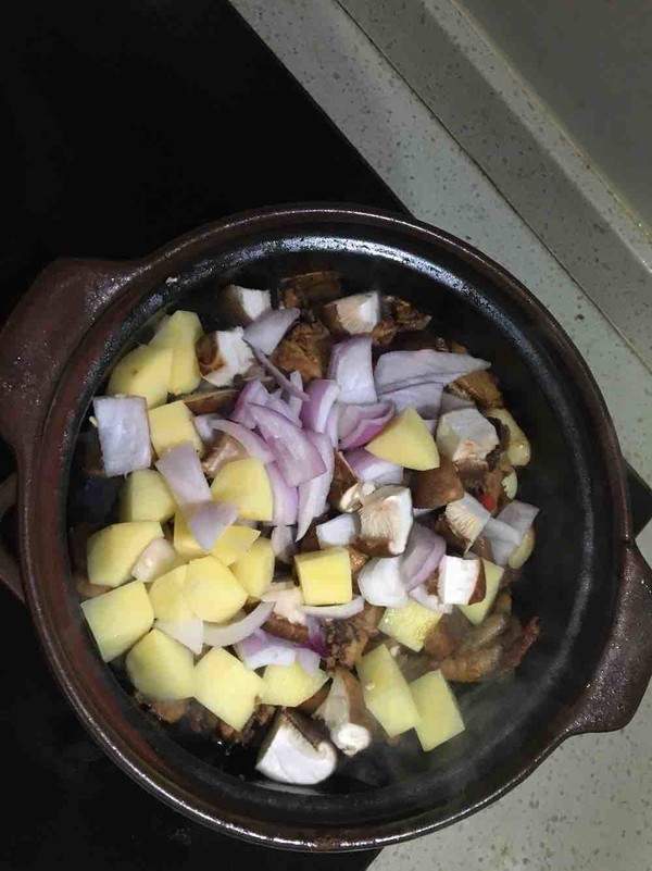 黃燜雞米飯的做法-咸鮮味燒菜譜-易網健康養生網 黃燜雞米飯的做法-咸鮮味燒菜譜