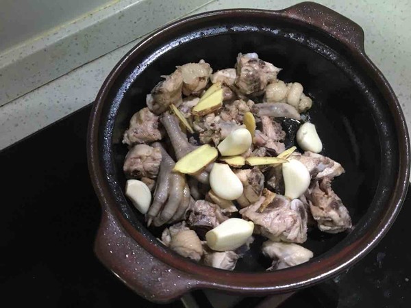 黃燜雞米飯的做法-咸鮮味燒菜譜-易網健康養生網 黃燜雞米飯的做法-咸鮮味燒菜譜