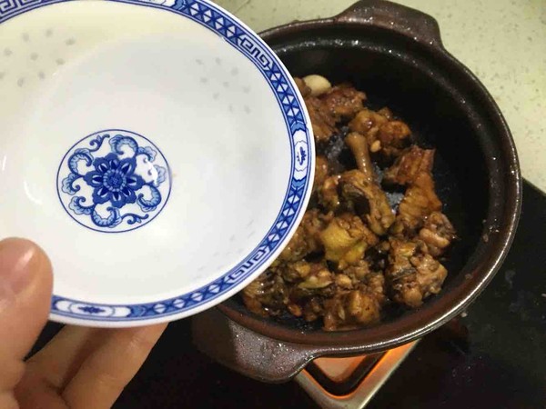 黃燜雞米飯的做法-咸鮮味燒菜譜-易網健康養生網 黃燜雞米飯的做法-咸鮮味燒菜譜
