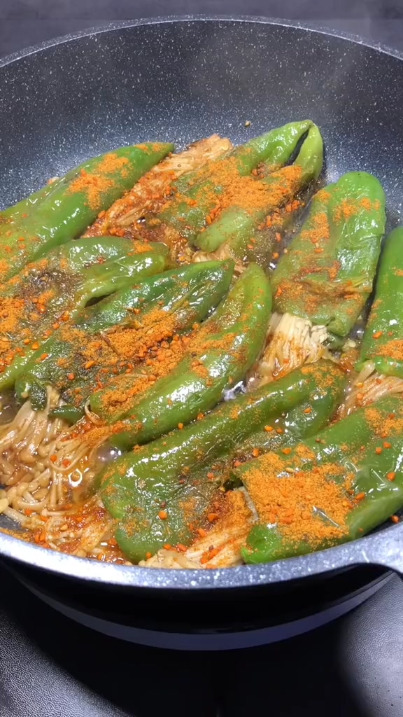 青椒金針菇的做法-家常味煎菜譜