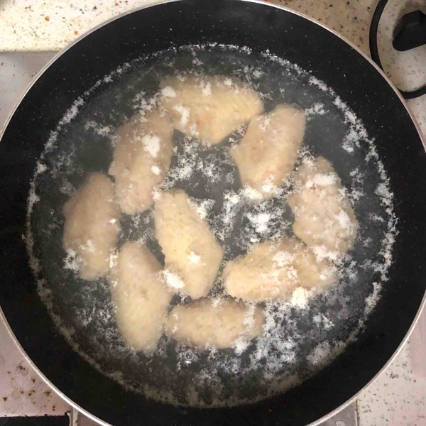 快手可樂雞翅的做法-家常味煮菜譜-易網(wǎng)<a href=http://www.gyfww.com/ target=_blank class=infotextkey>健康養(yǎng)生</a>網(wǎng) 快手可樂雞翅的做法-家常味煮菜譜