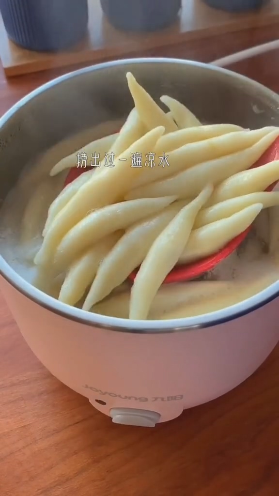 土豆魚面的做法-家常味煮菜譜