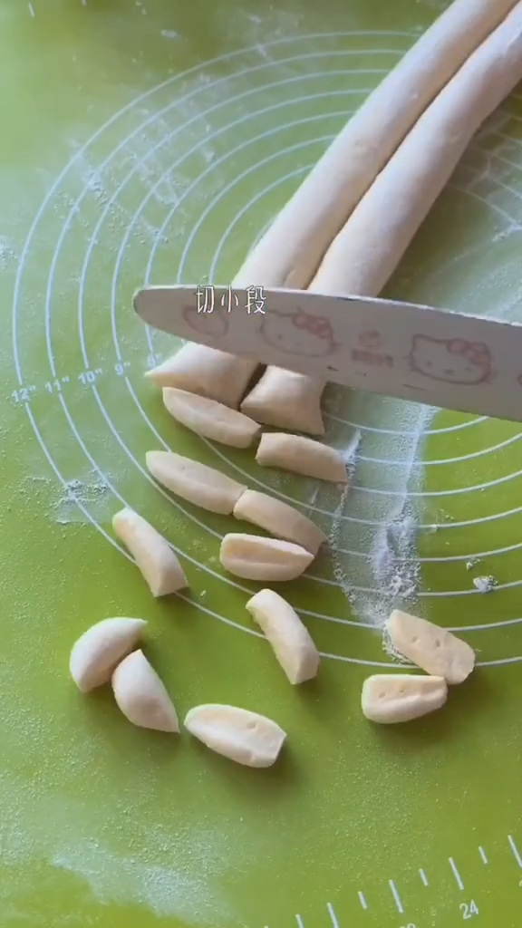 土豆魚面的做法-家常味煮菜譜