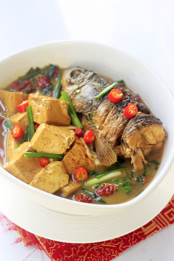 豆腐燉魚頭的做法-家常味燉菜譜
