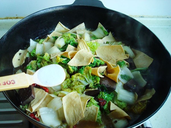 黃心菜燉血塊的做法-家常味燉菜譜