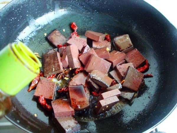 黃心菜燉血塊的做法-家常味燉菜譜