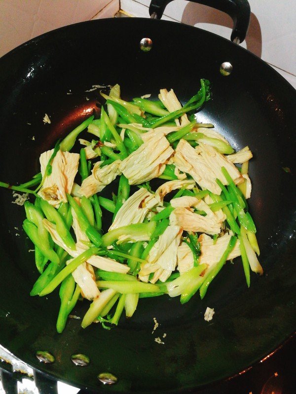 芹菜炒腐竹的做法-家常味炒菜譜