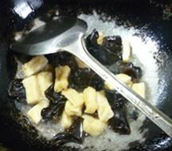 黑木耳洋蔥炒小油方的做法-家常味炒菜譜
