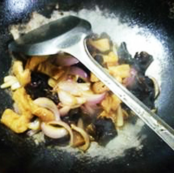 黑木耳洋蔥炒小油方的做法-家常味炒菜譜