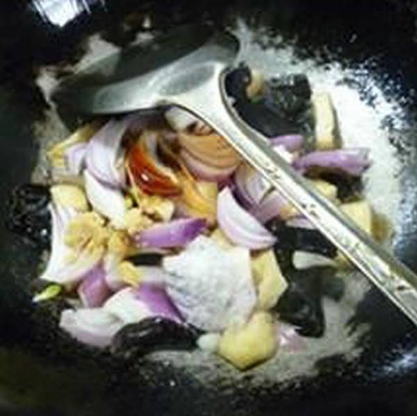 黑木耳洋蔥炒小油方的做法-家常味炒菜譜