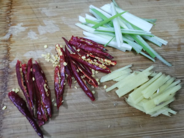 干煸蠶蛹的做法-香辣味炒菜譜