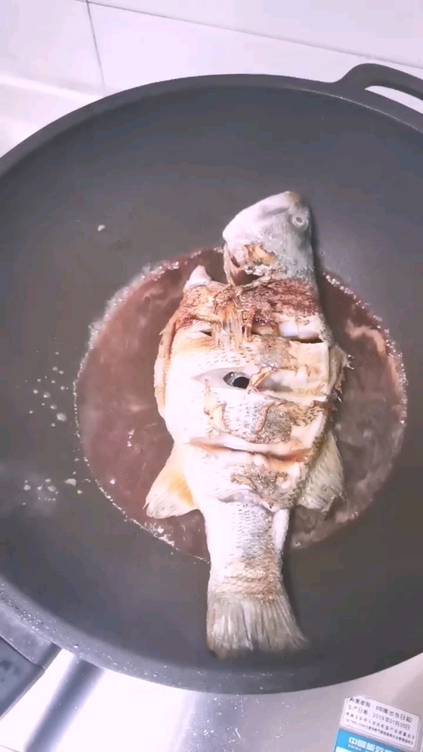 紅燒鱸魚的做法-家常味煮菜譜