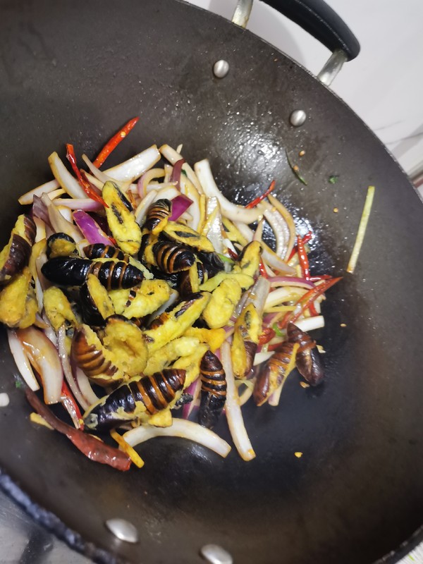 干煸蠶蛹的做法-香辣味炒菜譜