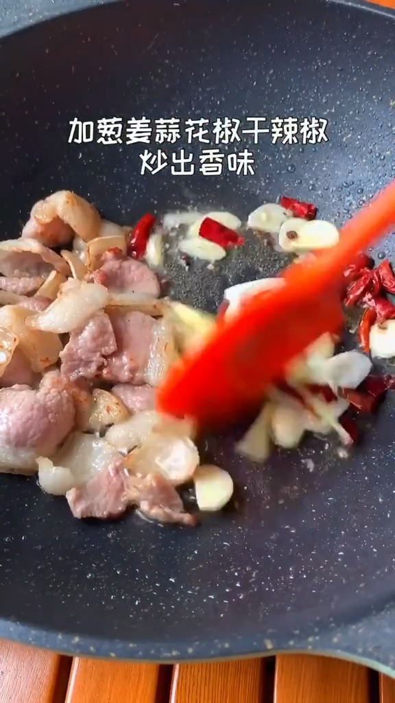 干鍋蘿卜片的做法-家常味炒菜譜