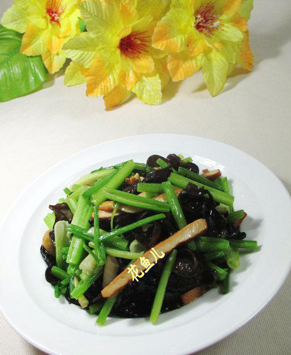 黑木耳香干炒芹菜的做法-家常味炒菜譜