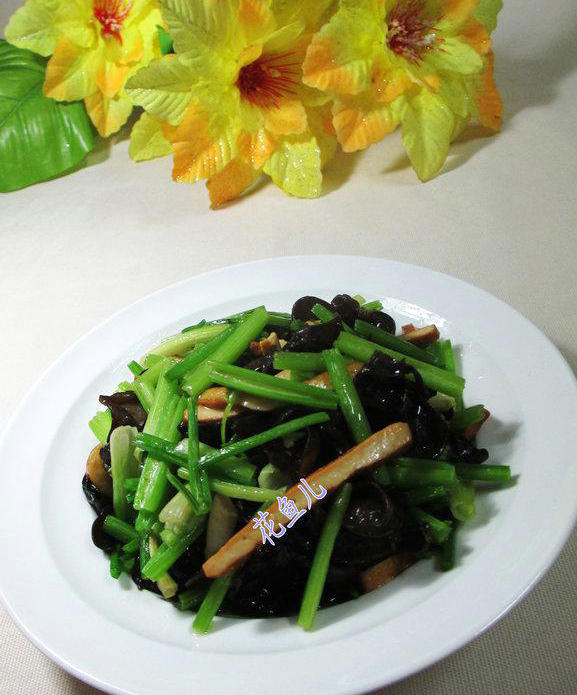 黑木耳香干炒芹菜的做法-家常味炒菜譜