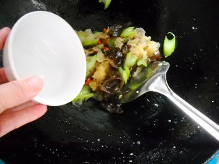 銀耳西芹枸杞子的做法-家常味炒菜譜-易網健康養生網 銀耳西芹枸杞子的做法-家常味炒菜譜