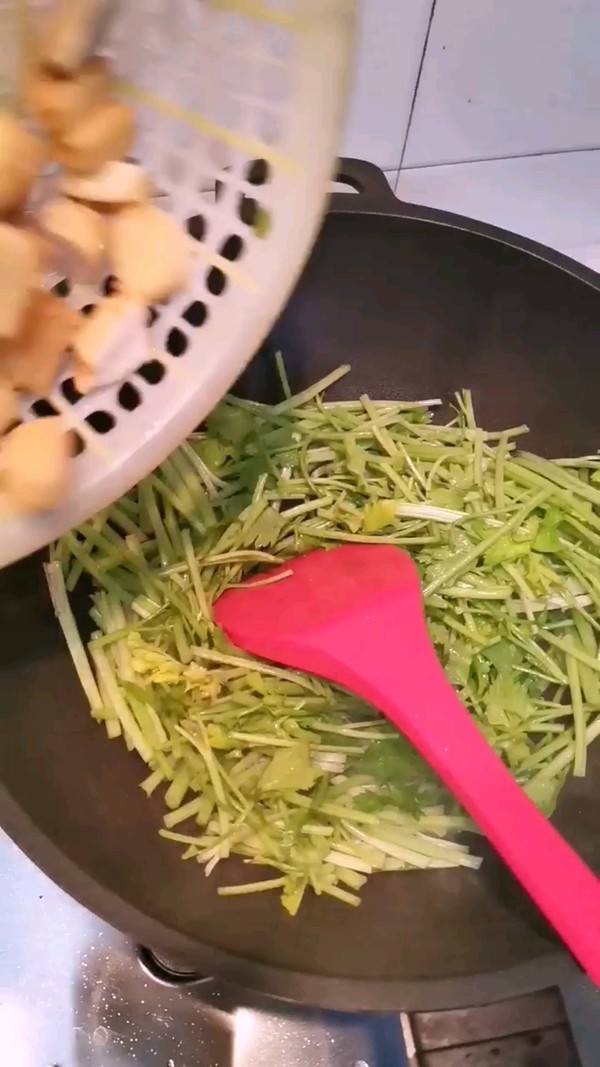 芹菜炒魚豆腐的做法-家常味炒菜譜