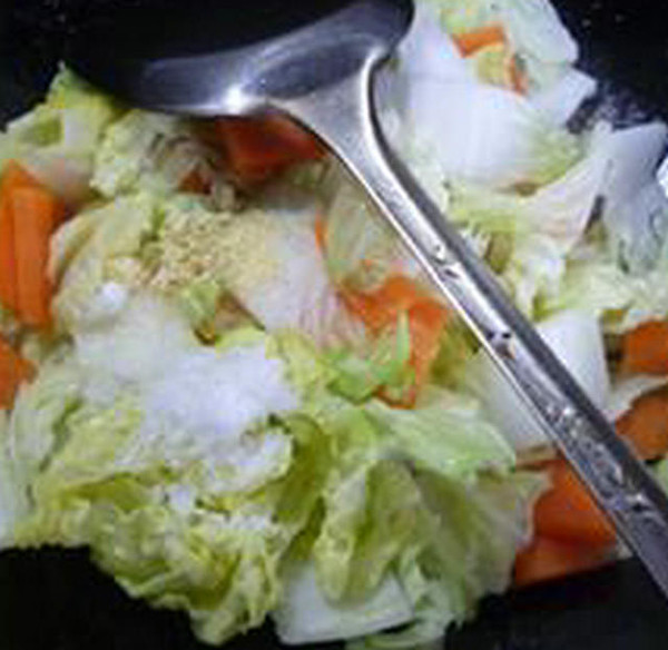 胡蘿卜炒黃芽菜的做法-家常味炒菜譜