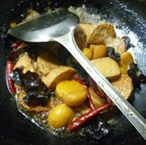 黑木耳栗子燒小素雞的做法-家常味燒菜譜-易網(wǎng)健康養(yǎng)生網(wǎng) 黑木耳栗子燒小素雞的做法-家常味燒菜譜