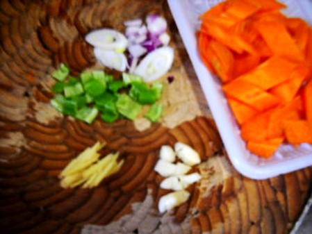 木耳燒鴿蛋的做法-家常味燒菜譜