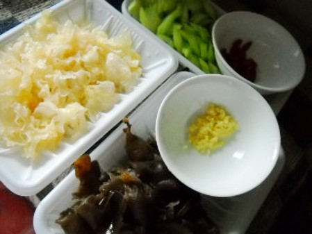 銀耳西芹枸杞子的做法-家常味炒菜譜-易網健康養生網 銀耳西芹枸杞子的做法-家常味炒菜譜