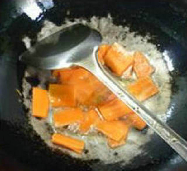 胡蘿卜炒黃芽菜的做法-家常味炒菜譜