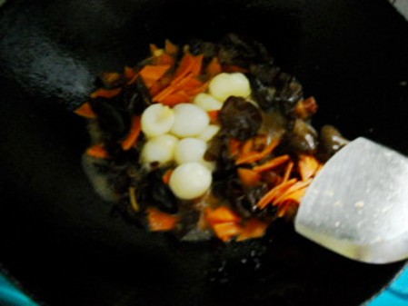 木耳燒鴿蛋的做法-家常味燒菜譜