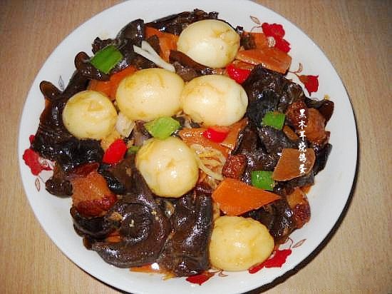 木耳燒鴿蛋的做法-家常味燒菜譜