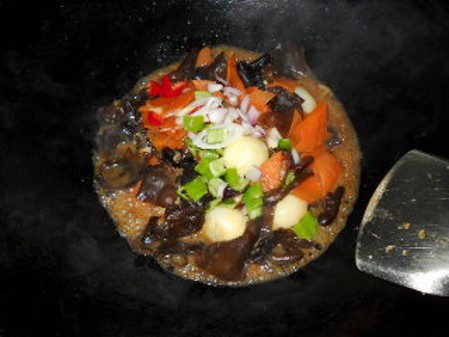 木耳燒鴿蛋的做法-家常味燒菜譜