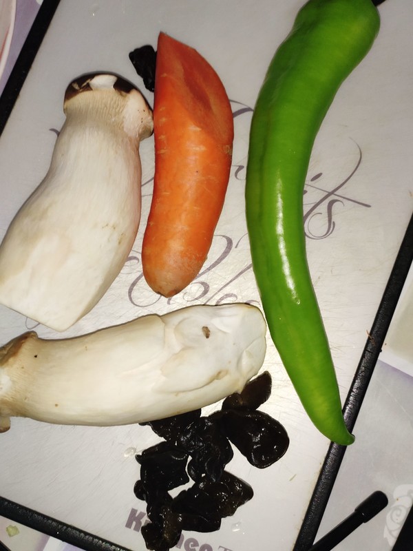 雞腿菇炒三絲的做法-魚香味炒菜譜-易網(wǎng)<a href=http://www.gyfww.com/ target=_blank class=infotextkey>健康養(yǎng)生</a>網(wǎng) 雞腿菇炒三絲的做法-魚香味炒菜譜