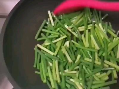 雞蛋炒苔蒜的做法-家常味炒菜譜