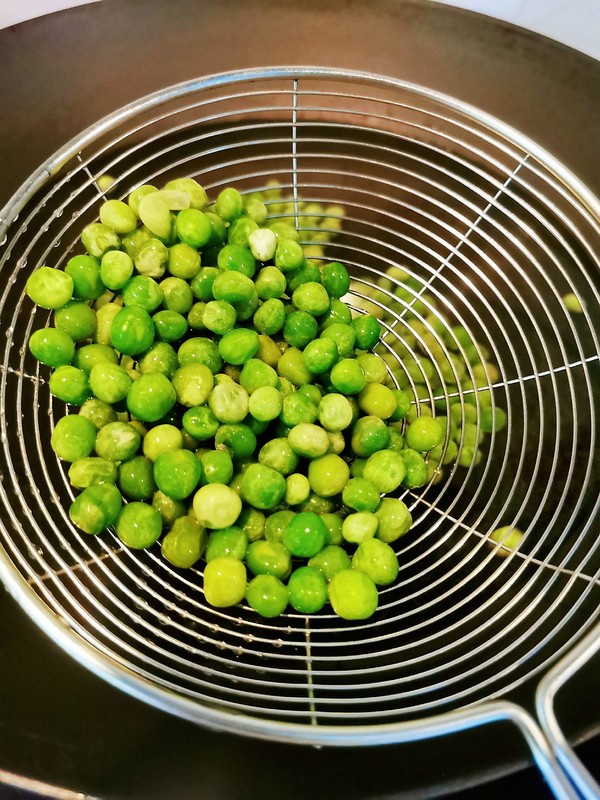 杏鮑菇炒青豆的做法-咸鮮味炒菜譜-易網(wǎng)<a href=http://www.gyfww.com/ target=_blank class=infotextkey>健康養(yǎng)生</a>網(wǎng) 杏鮑菇炒青豆的做法-咸鮮味炒菜譜