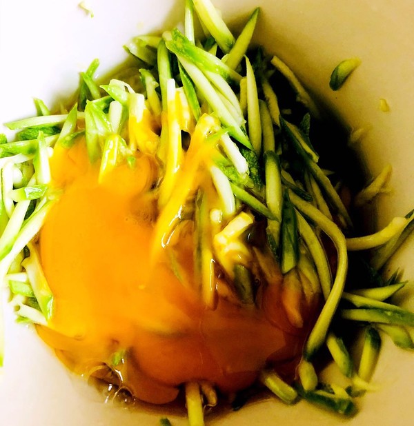 西葫蘆餅的做法-家常味煎菜譜