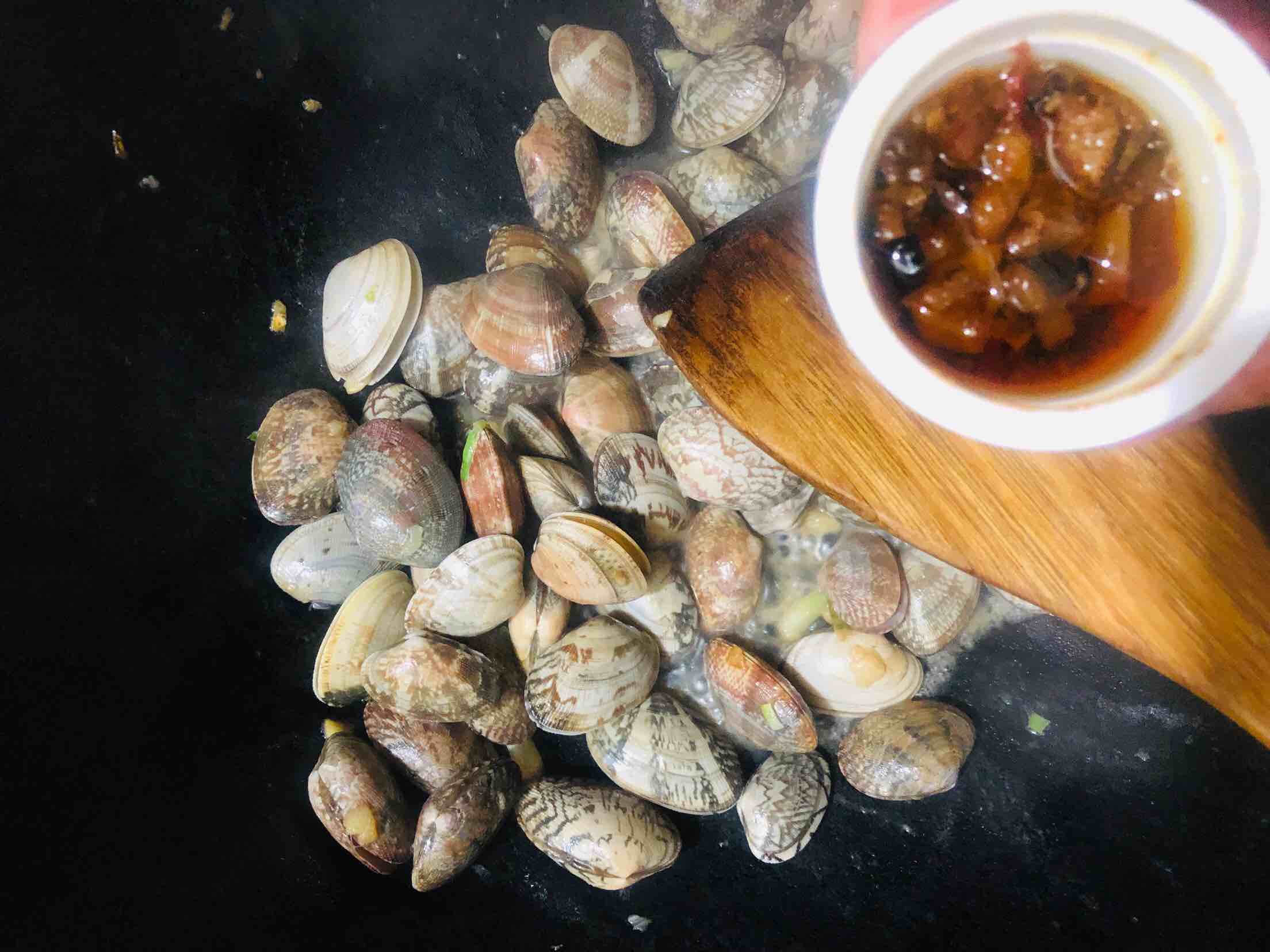 鮑魚辣醬之花甲的做法-香辣味炒菜譜