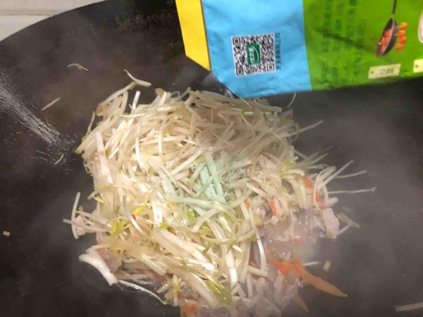 白芹炒肉絲的做法-家常味炒菜譜