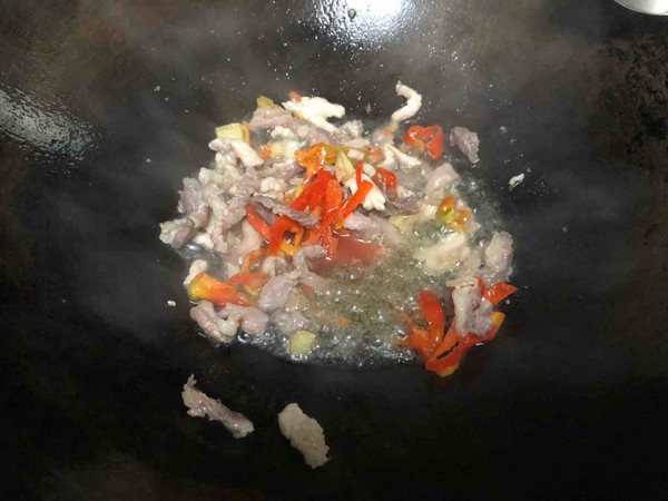 白芹炒肉絲的做法-家常味炒菜譜