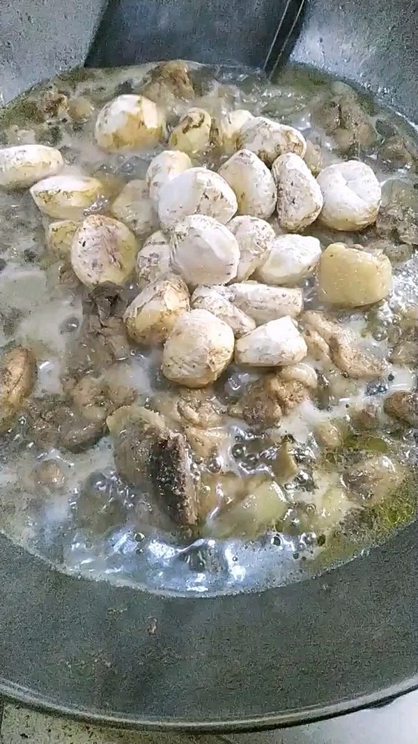 板栗紅燒雞腿的做法-家常味燒菜譜