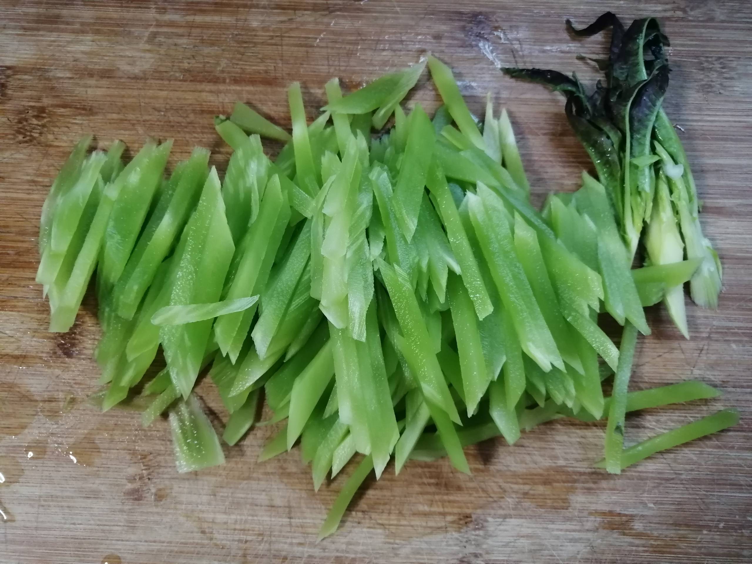 萵苣炒韭菜的做法-家常味炒菜譜